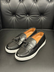 Mocasín de piel con borlas