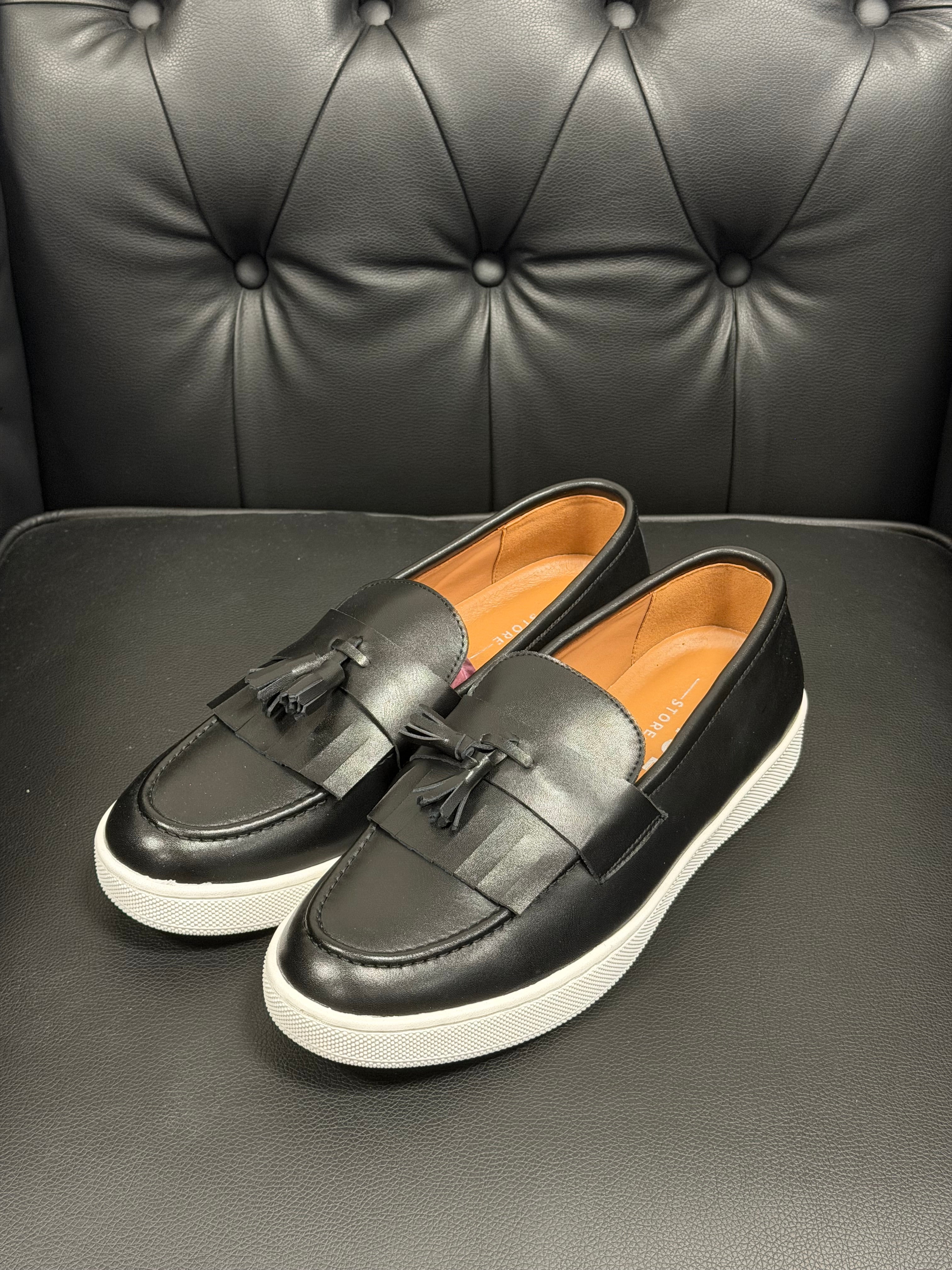 Mocasín de piel con borlas