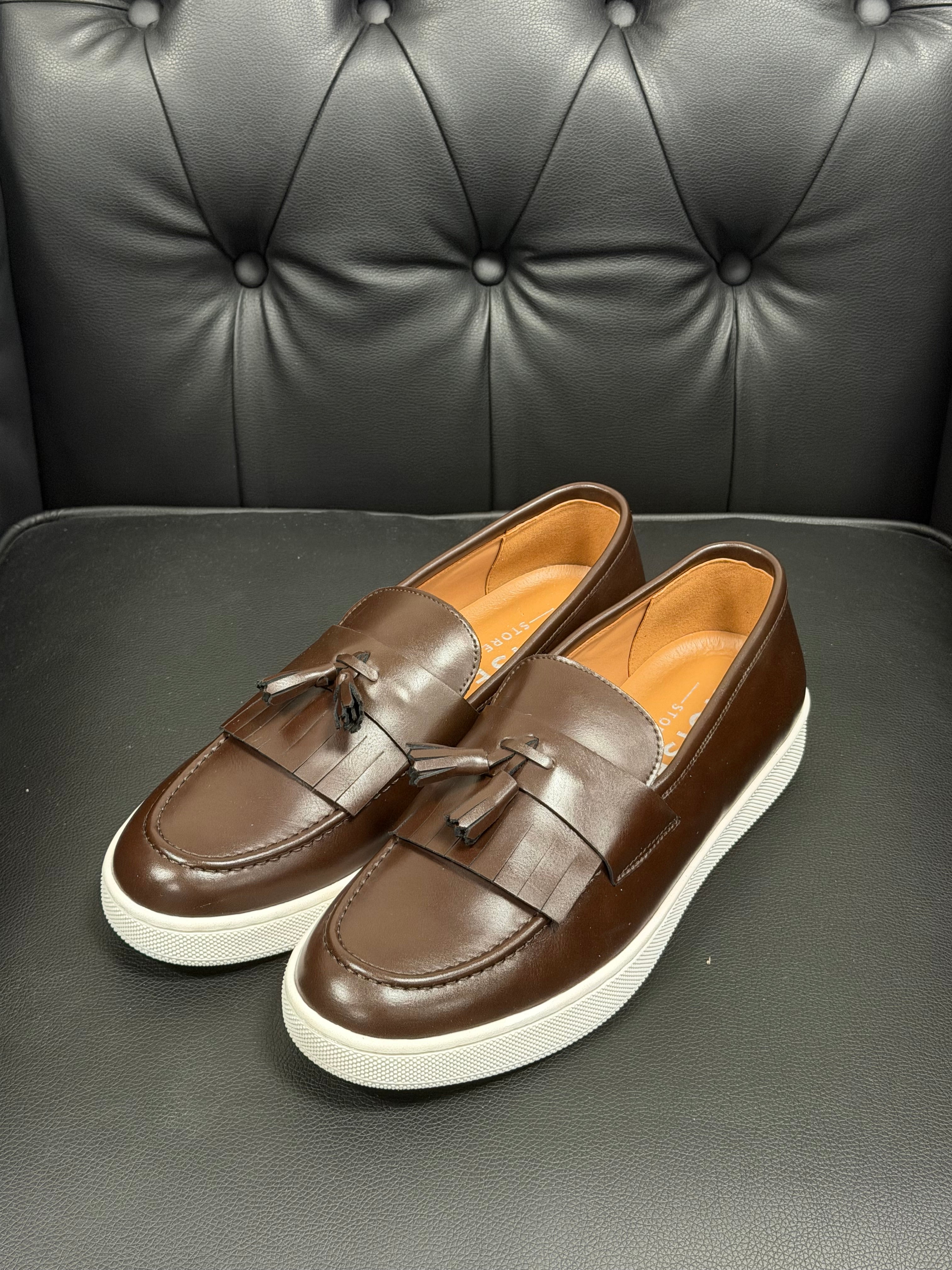 Mocasín de piel con borlas