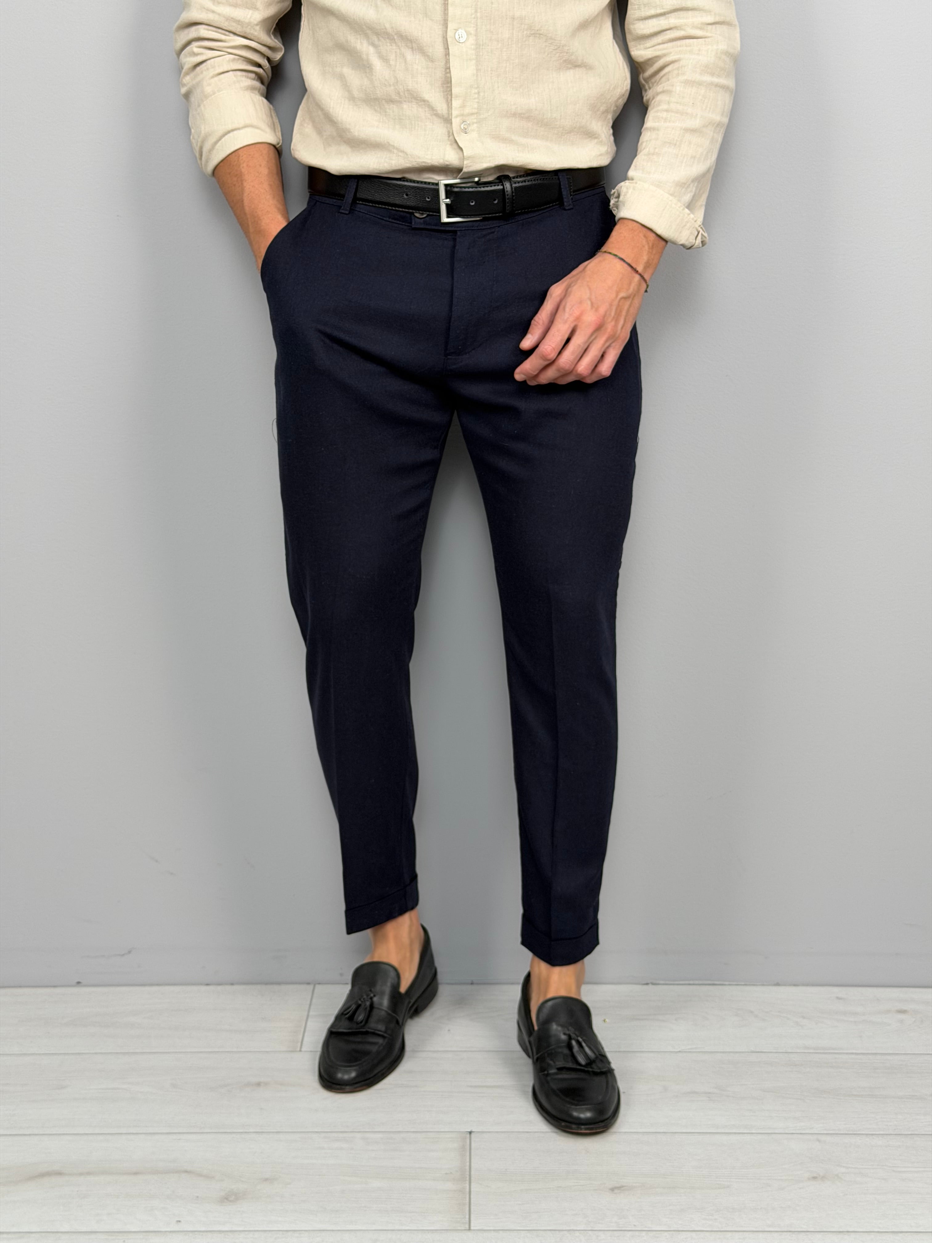 Pantalón de lino modelo Capri con vuelta