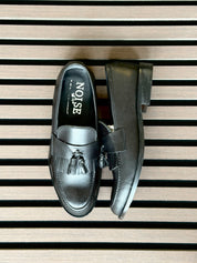 Mocasín de piel con borlas negro