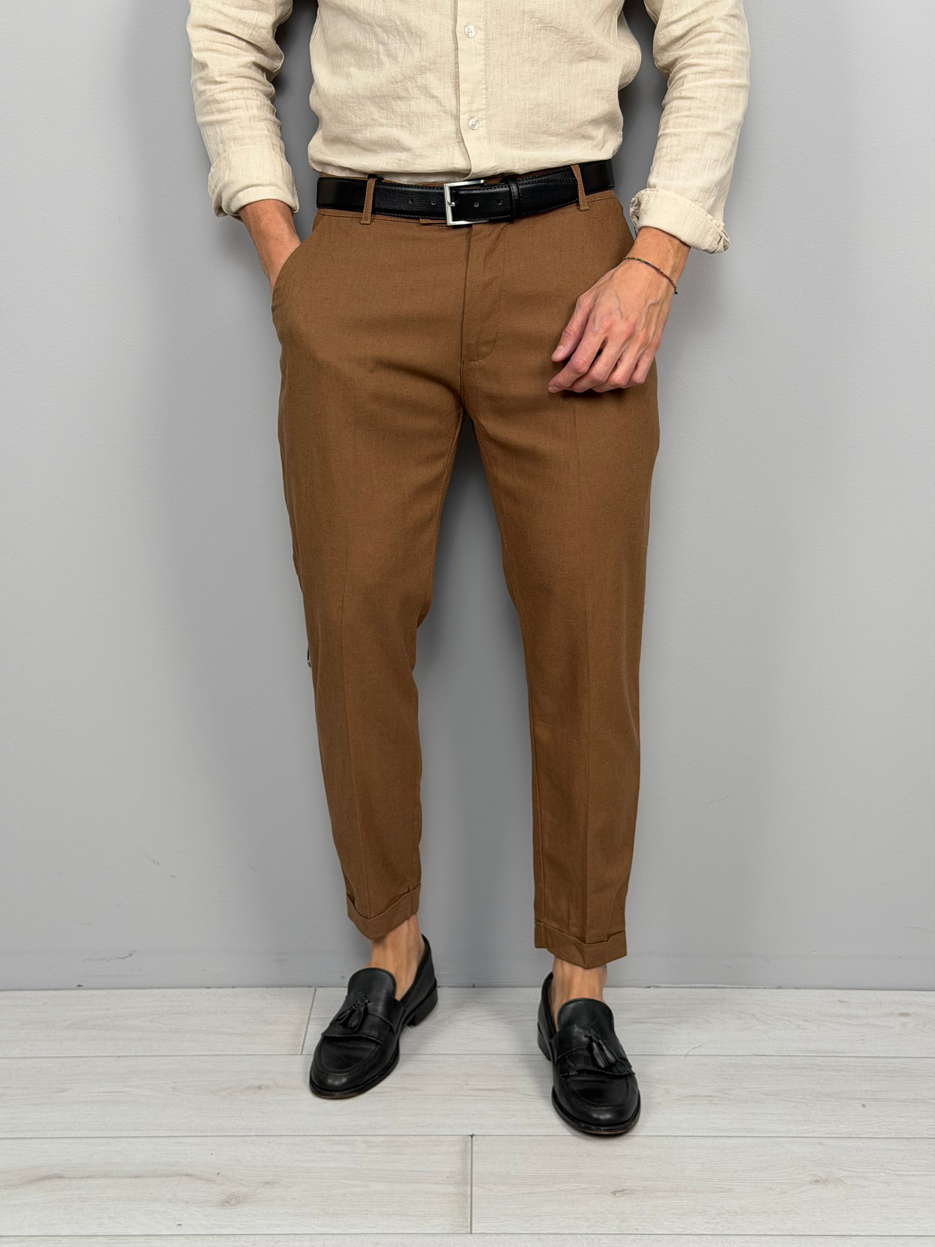 Pantalón de lino modelo Capri con vuelta