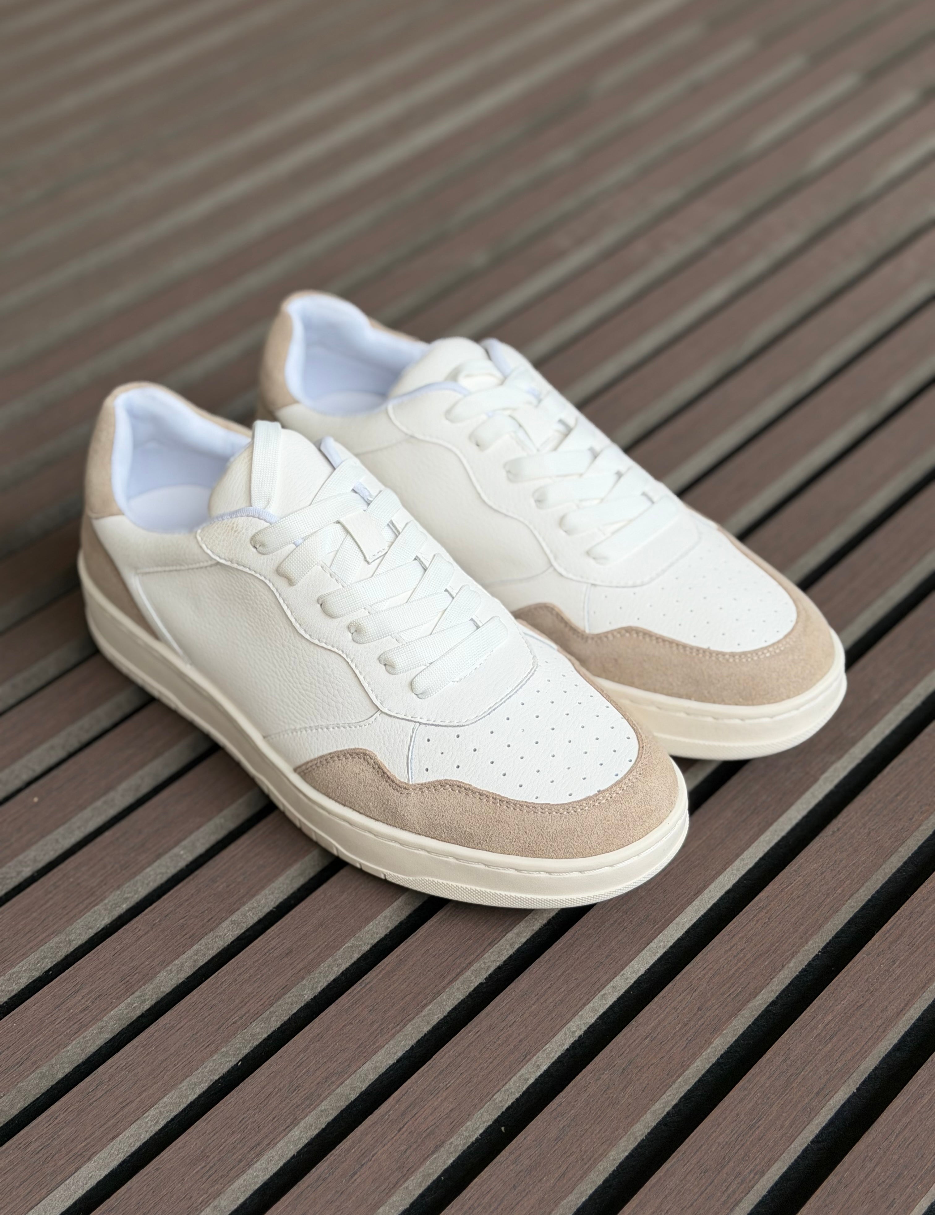 Low-top running shoes