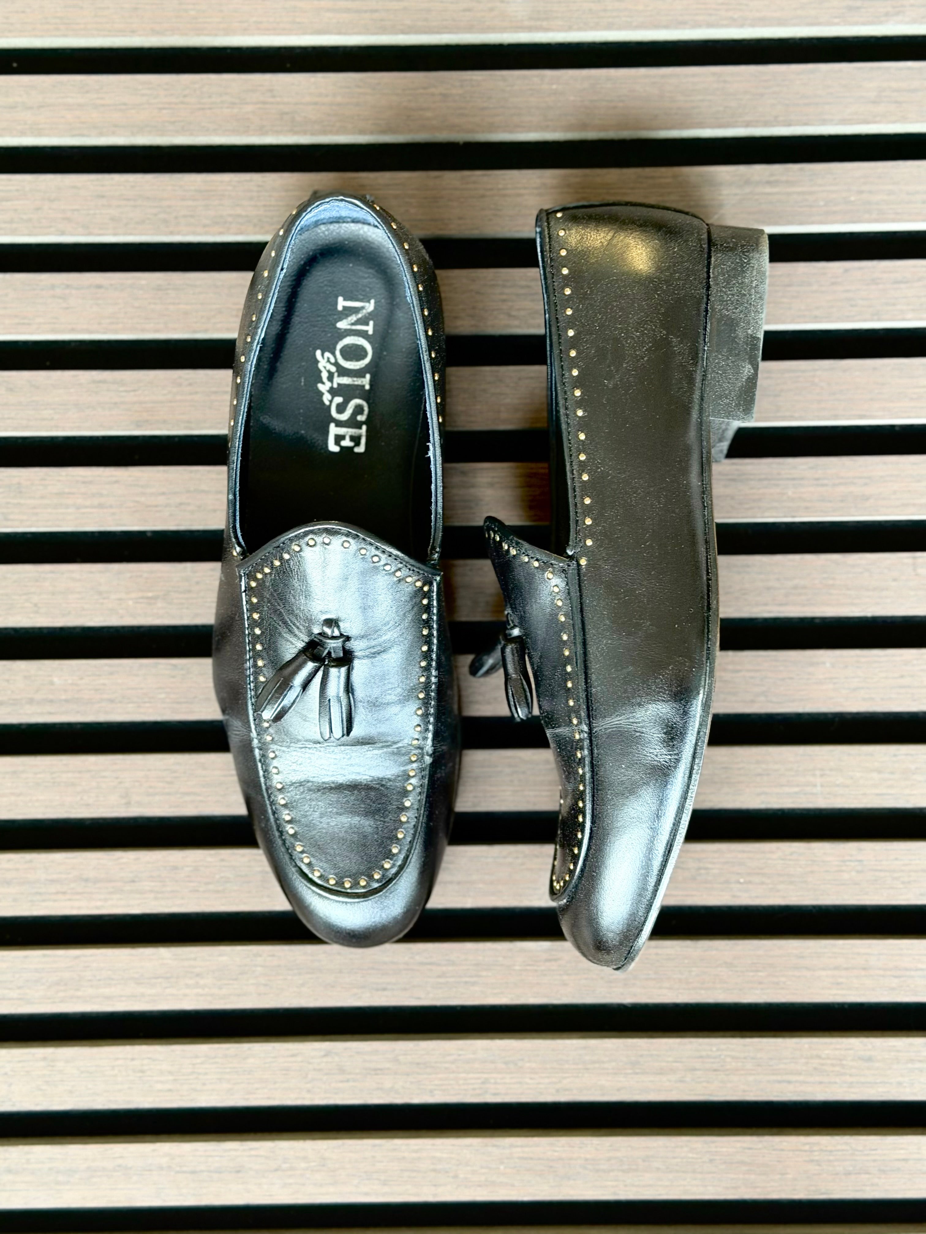 MOCCASSIN EN CUIR CLOUS AVEC POMPONS