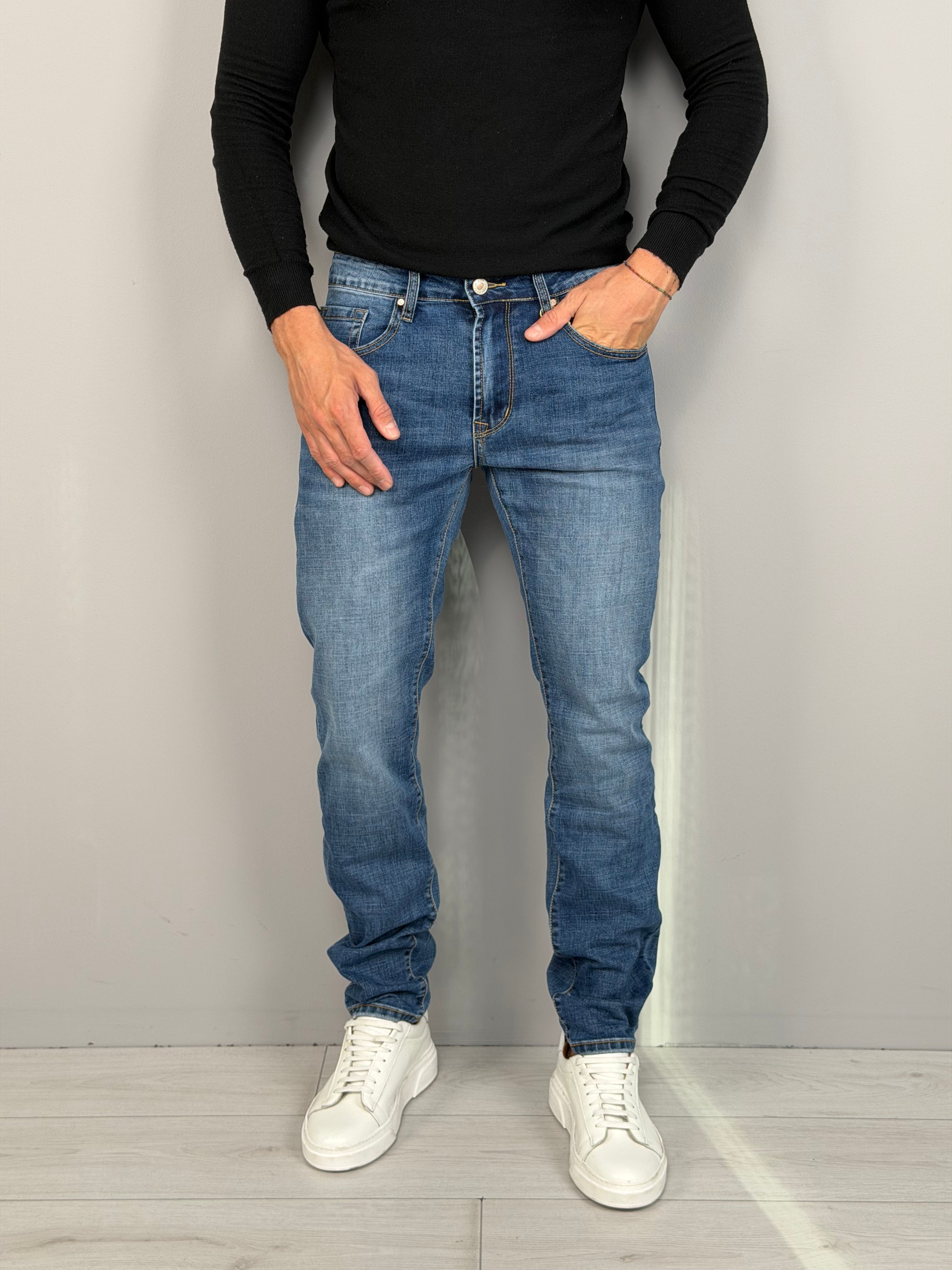 VAQUEROS DE CORTE RECTO PARA USO DIARIO