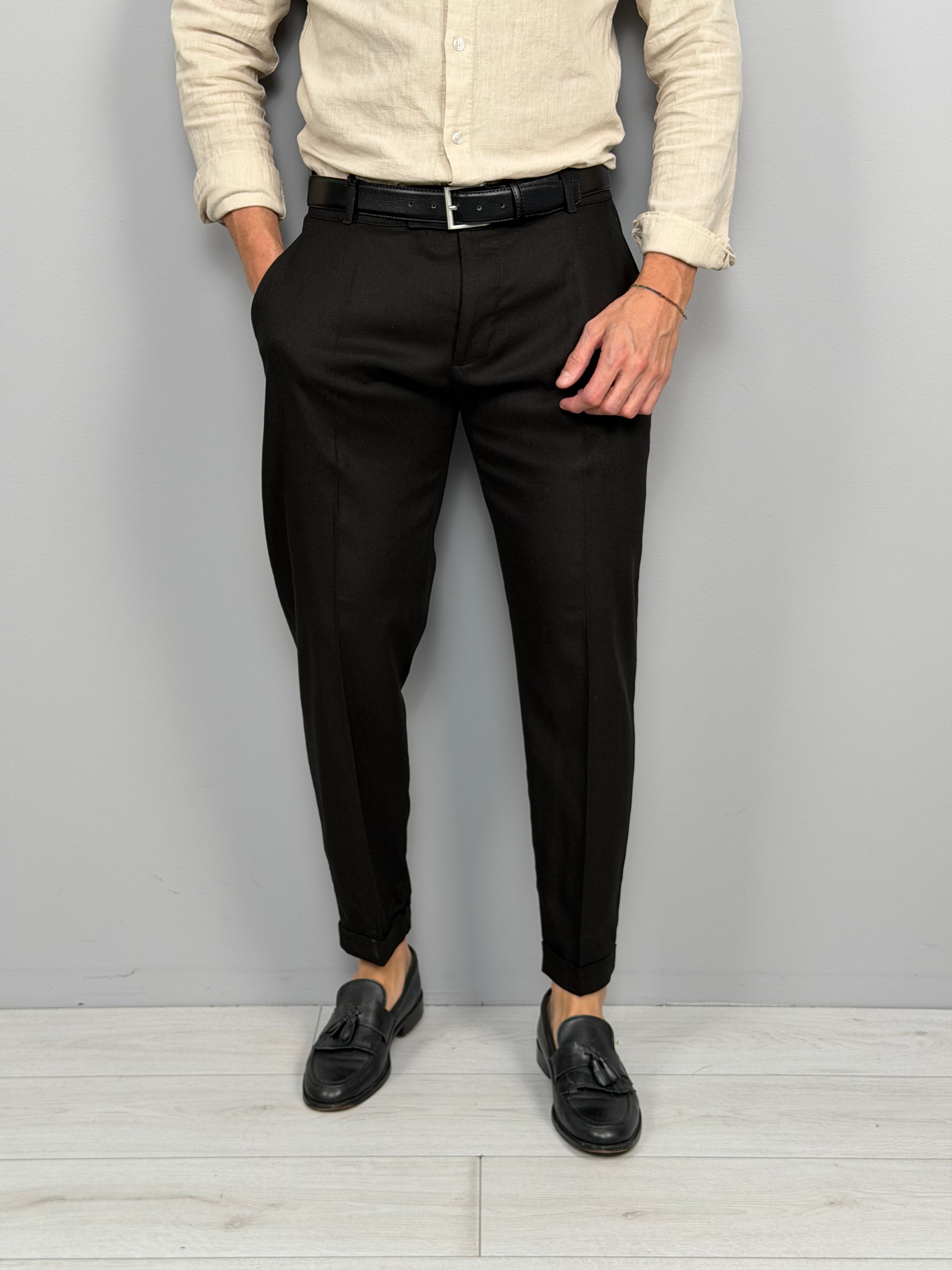 Pantalón de lino modelo Capri con vuelta