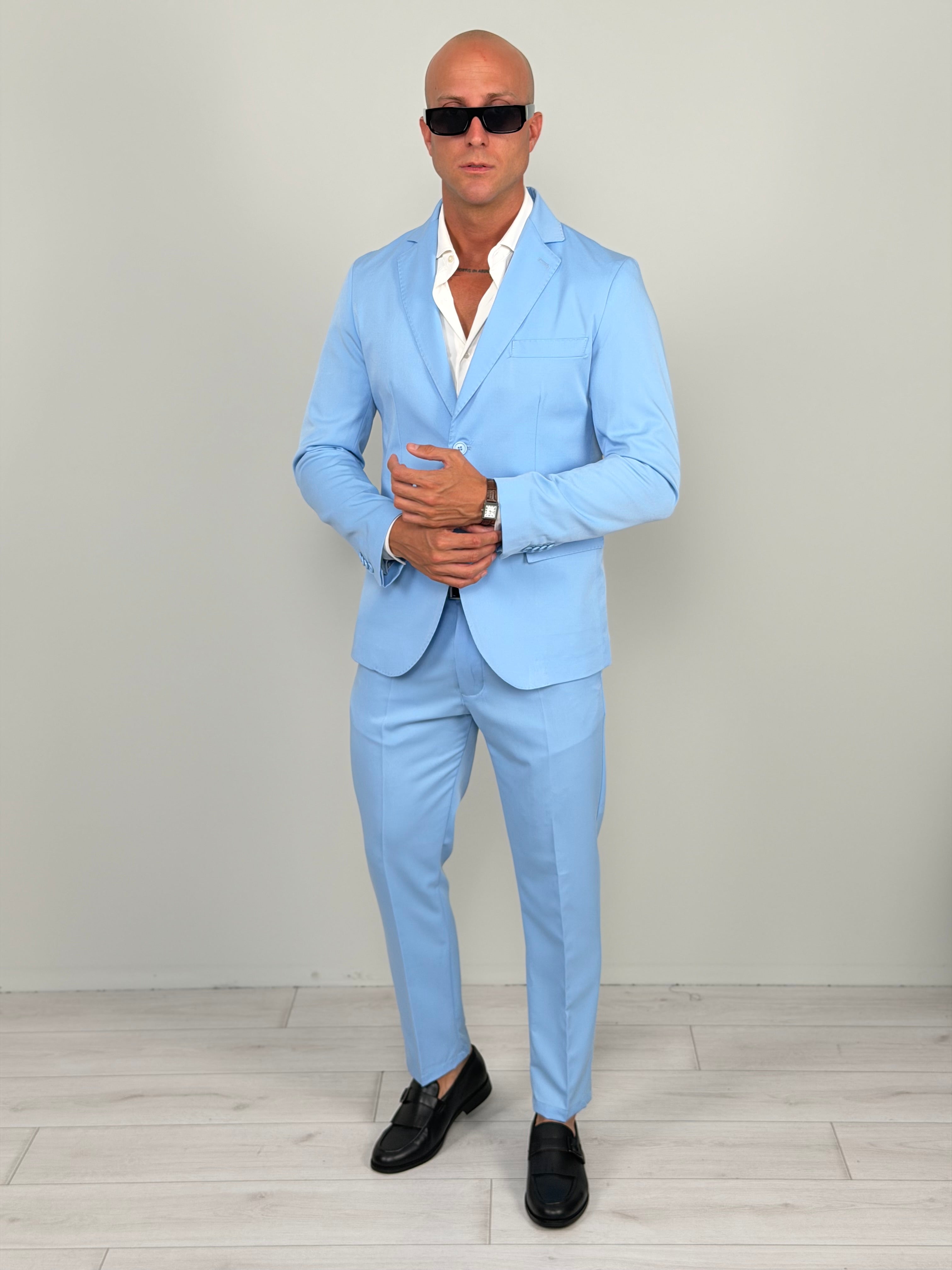 KLASSISCHES EINREIHIGES KLEID